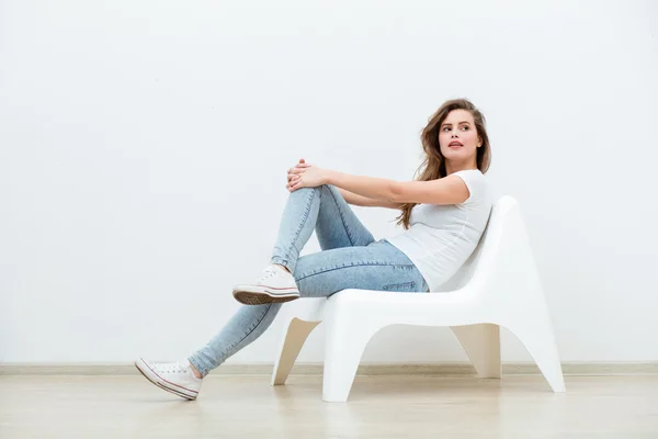 Beyaz koltukta oturan tek kadın — Stok fotoğraf
