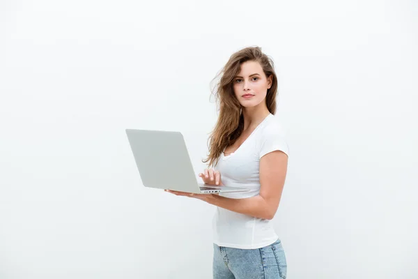 Jeune femme tenant un ordinateur portable sur blanc — Photo