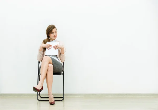 Mujer en traje de oficina esperando en una silla — Foto de Stock