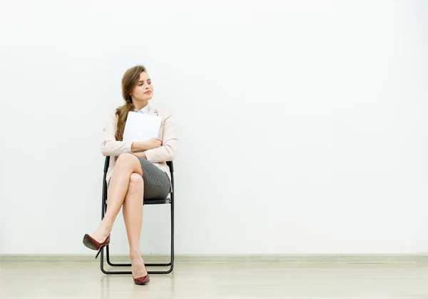 Mujer en traje de oficina esperando en una silla —  Fotos de Stock