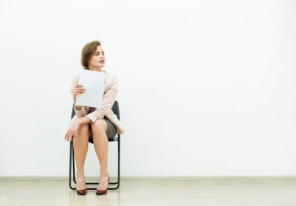 Mujer en traje de oficina esperando en una silla —  Fotos de Stock