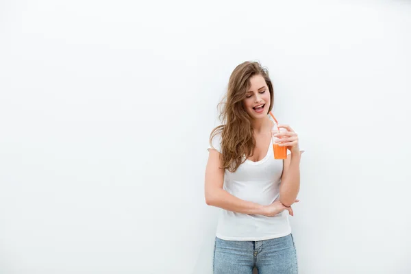 Frau mit Orangensaft — Stockfoto