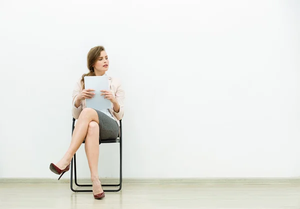 Mujer en traje de oficina esperando en una silla — Foto de Stock