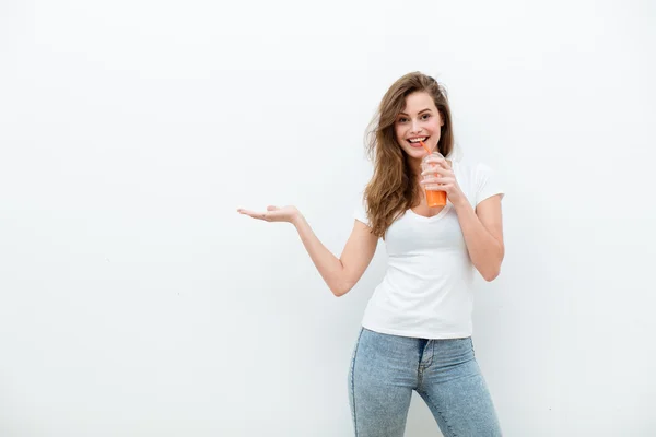 Mulher com suco de laranja — Fotografia de Stock