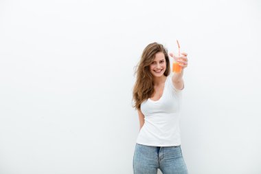 Portakal suyu olan kadın.