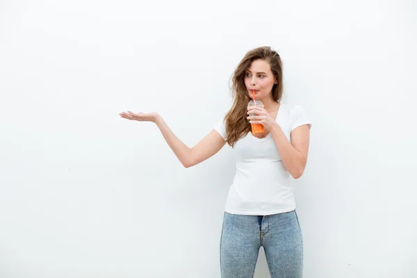 Mujer con jugo de naranja —  Fotos de Stock