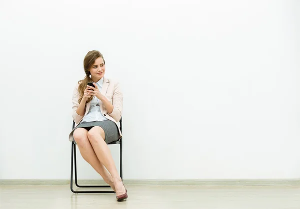 Mujer en traje de oficina esperando en una silla —  Fotos de Stock