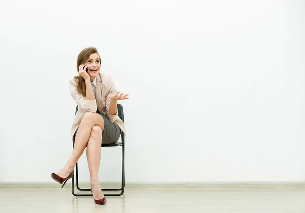 Frau im Büro-Outfit wartet auf einem Stuhl — Stockfoto