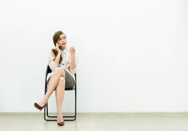 Femme en tenue de bureau en attente sur une chaise — Photo