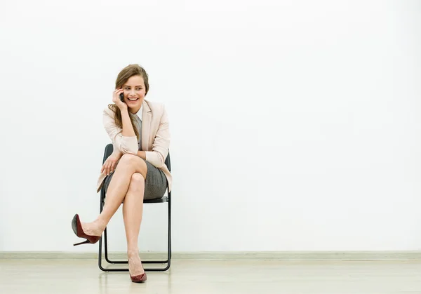 Woman in office outfit waiting on a chair — Stock Photo, Image