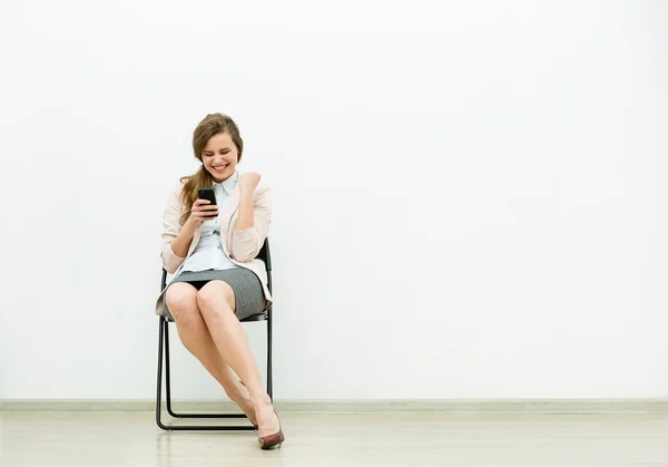 Kadın sandalyede bekliyor ofis kıyafet — Stok fotoğraf