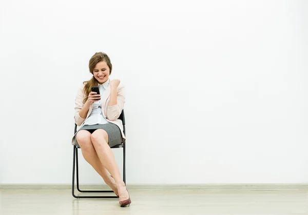 Mujer en traje de oficina esperando en una silla —  Fotos de Stock