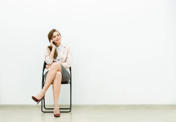 Woman in office outfit waiting on a chair — Stock Photo, Image