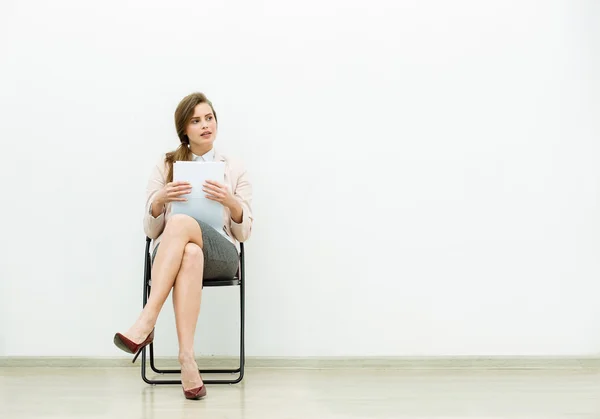 Mujer en traje de oficina esperando en una silla —  Fotos de Stock