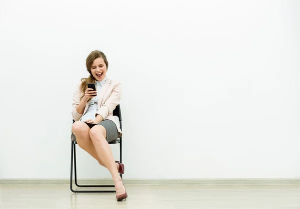Frau im Büro-Outfit wartet auf einem Stuhl — Stockfoto