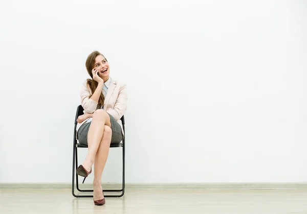 Mujer en traje de oficina esperando en una silla —  Fotos de Stock