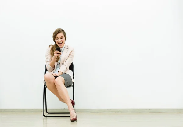 Mujer en traje de oficina esperando en una silla —  Fotos de Stock