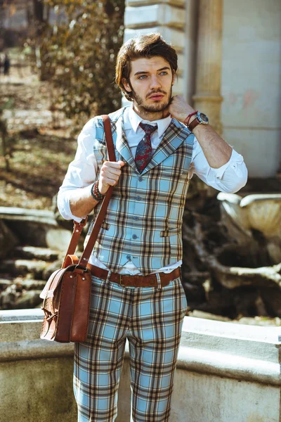 Elegant man i rutiga outfit — Stockfoto