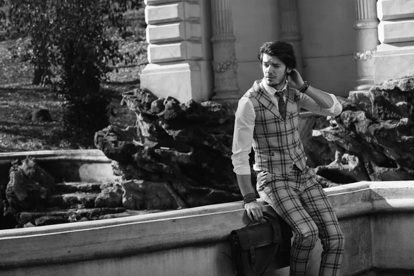 Hombre elegante en traje de cuadros — Foto de Stock