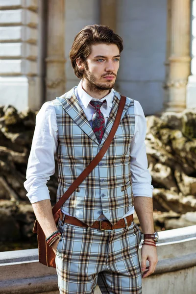 Elegant man i rutiga outfit — Stockfoto