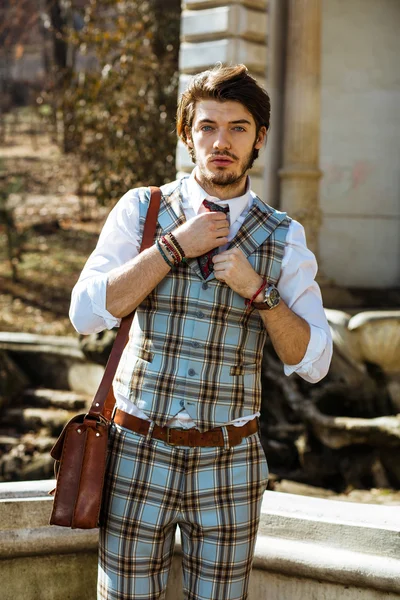 Eleganter Mann im karierten Outfit — Stockfoto