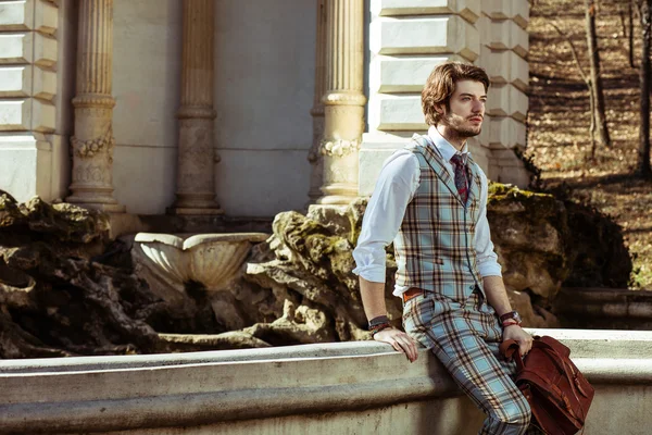 Hombre elegante en traje de cuadros — Foto de Stock