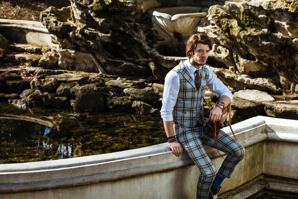 Hombre elegante en traje de cuadros — Foto de Stock