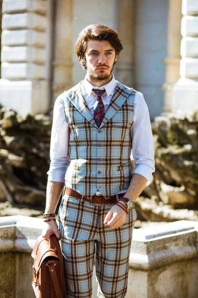 Elegante man in geruite outfit — Stockfoto