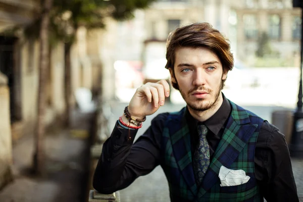 Uomo elegante in plaid per strada — Foto Stock