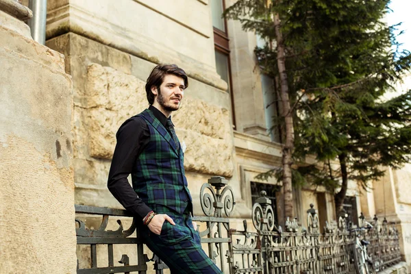 Homem elegante em xadrez na rua — Fotografia de Stock