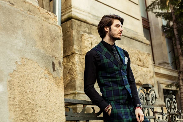 Hombre elegante en cuadros en la calle — Foto de Stock