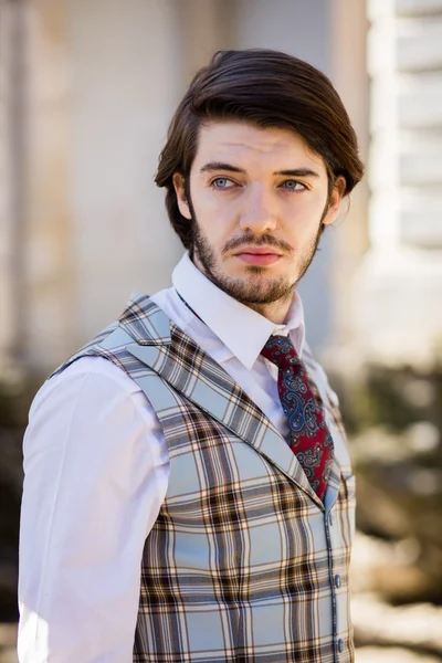 Elegancki mężczyzna w stroju pled — Zdjęcie stockowe