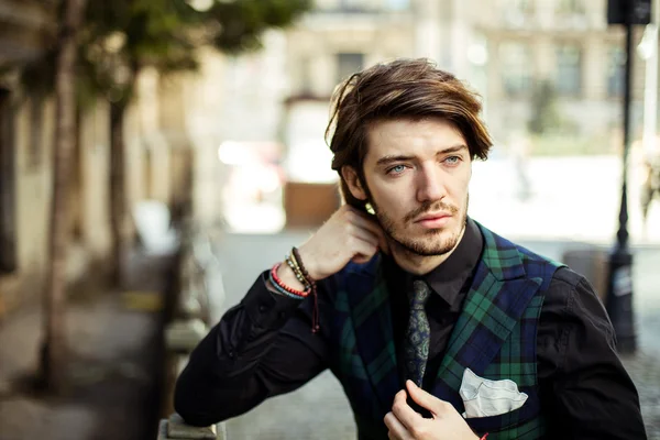 Uomo elegante in plaid per strada — Foto Stock