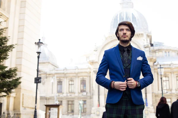 Eleganter Mann im Karo auf der Straße — Stockfoto