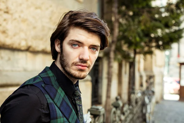 Uomo elegante in plaid per strada — Foto Stock