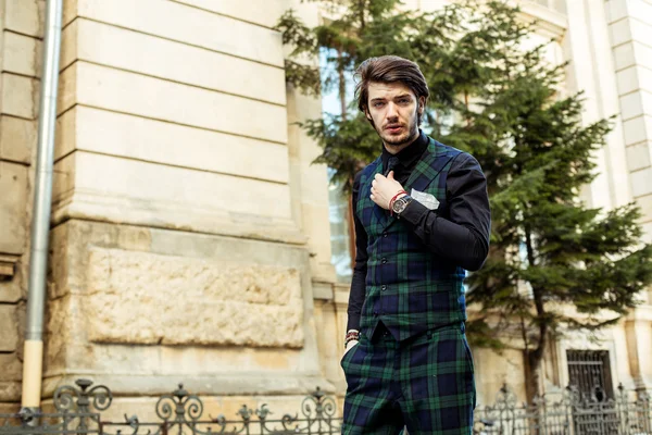 Elegante man in plaid op straat — Stockfoto