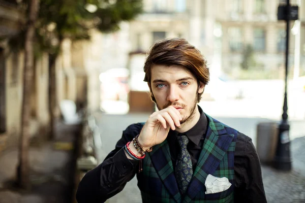 Uomo elegante in plaid per strada — Foto Stock