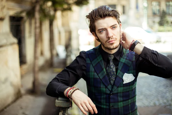 Uomo elegante in plaid per strada — Foto Stock