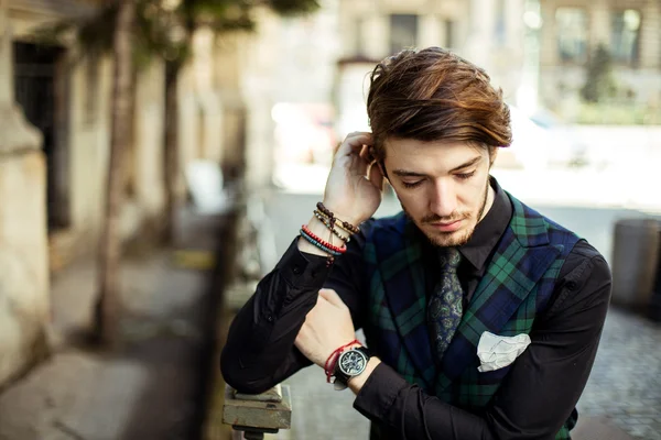 Uomo elegante in plaid per strada — Foto Stock