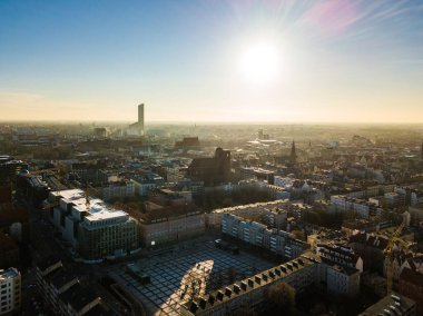 Wroclaw, Polonya - 16 Şubat 2019 - Sıcak kış gününde şehrin üzerinde güneş ışınları