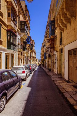 Valletta, Malta - 20 Haziran 2019 - Yazın şehrin tarihi kısmında, mavi gökyüzünün altında güzel bir cadde