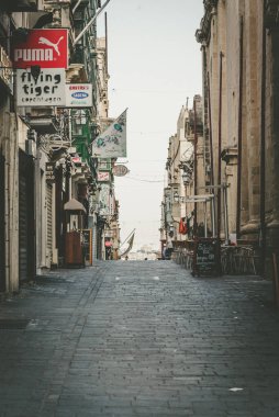 Valletta, Malta - 20 Haziran 2019 - Malta başkentinde yarısı boş bir cadde