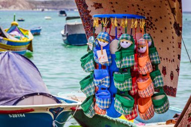 Marsaxlokk, Malta - 22 Haziran 2019 - Malta 'daki hediyelik eşya pazarında renkli telefon cepleri