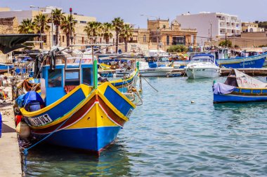 Marsaxlokk, Malta - 22 Haziran 2019 - Balık avı sonrası sarı ve mavi çizgili küçük tekne boşaltılmayı bekliyor