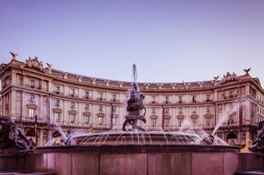 Roma, İtalya - 24 Aralık 2017 - Roma 'daki Piazza della Republic' te akşam