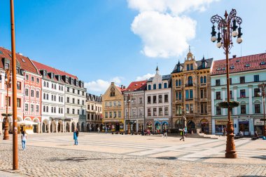 Liberec, Çek Cumhuriyeti - 18 Mayıs 2019 - Liberec Pazar Meydanı 'nda güneşli bir gün