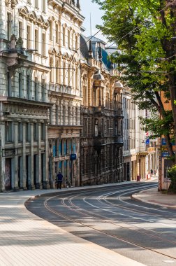 Liberec, Çek Cumhuriyeti - 18 Mayıs 2019 - Güneşli havalarda boş sokaklardaki tramvay rayları