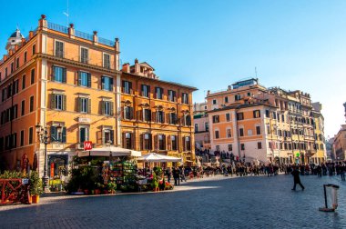 Roma, İtalya - 25 Aralık 2017 - İspanyol basamaklarının yanındaki antik binalar