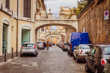 Roma, İtalya - 26 Aralık 2017 - Roma şehir merkezinde dar cadde üzerindeki güzel küçük köprüler