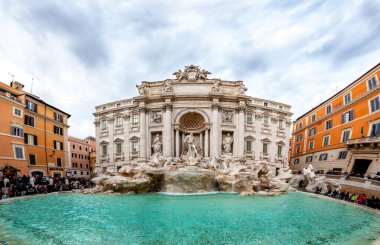 Roma, İtalya - 25 Aralık 2017 - Arkaplanda fotoğraf çekmek isteyen kalabalık ve dramatik bir gökyüzü olan Trevi Çeşmesi